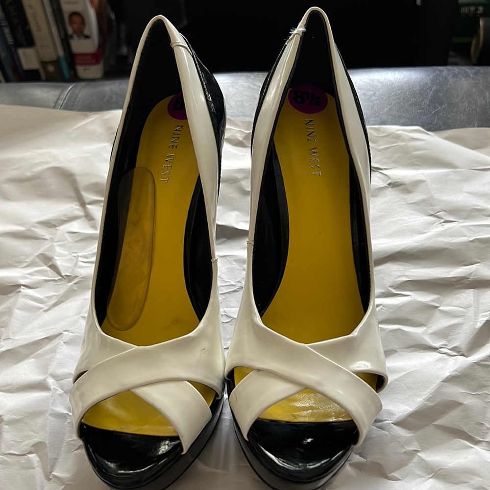 NINE WEST BLACK/WHITE OPEN TO PATENT LEATHER HEEL SHOE SZ. 8.5